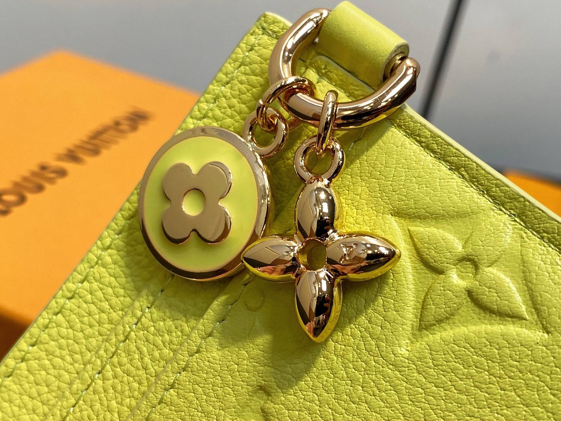 LV Charms Card Holder M13645 10x7x0.3cm