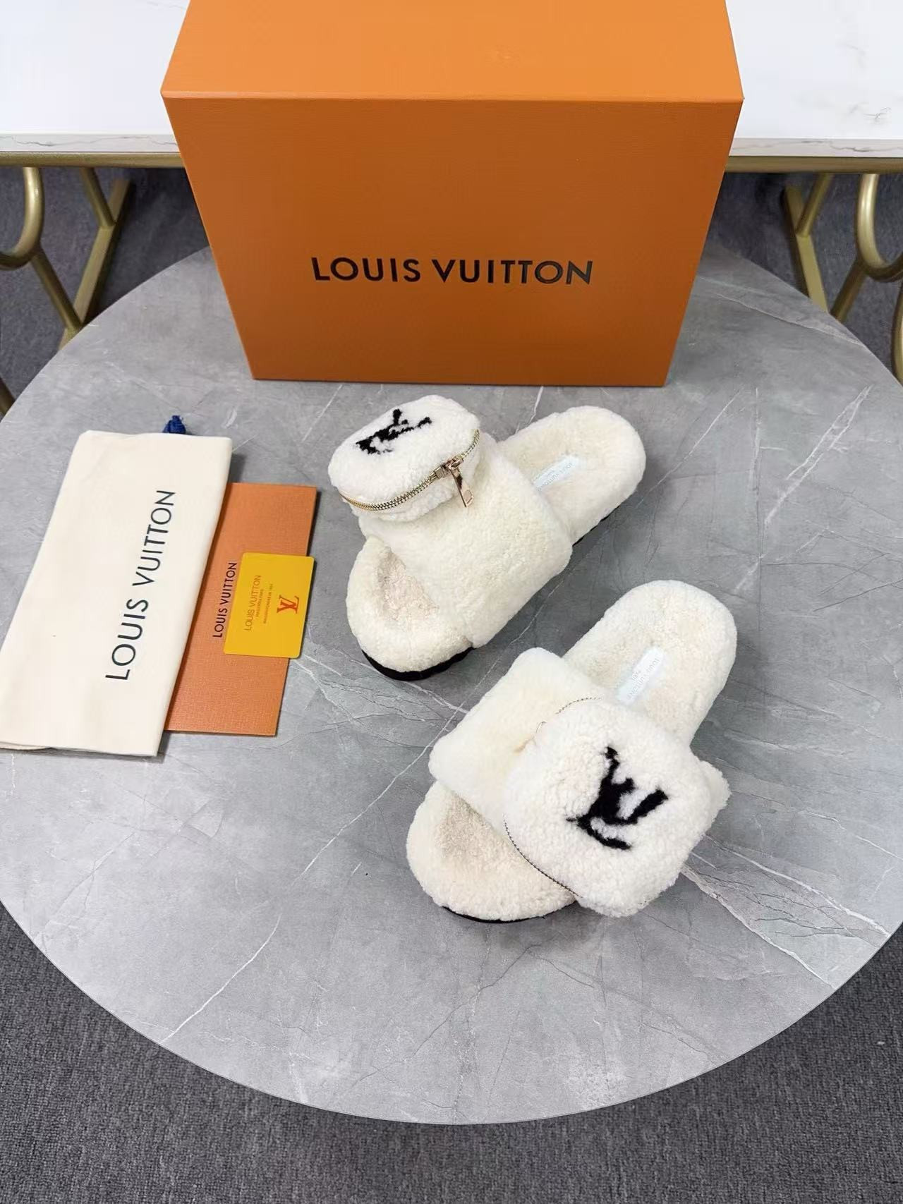 UA LV Slippers