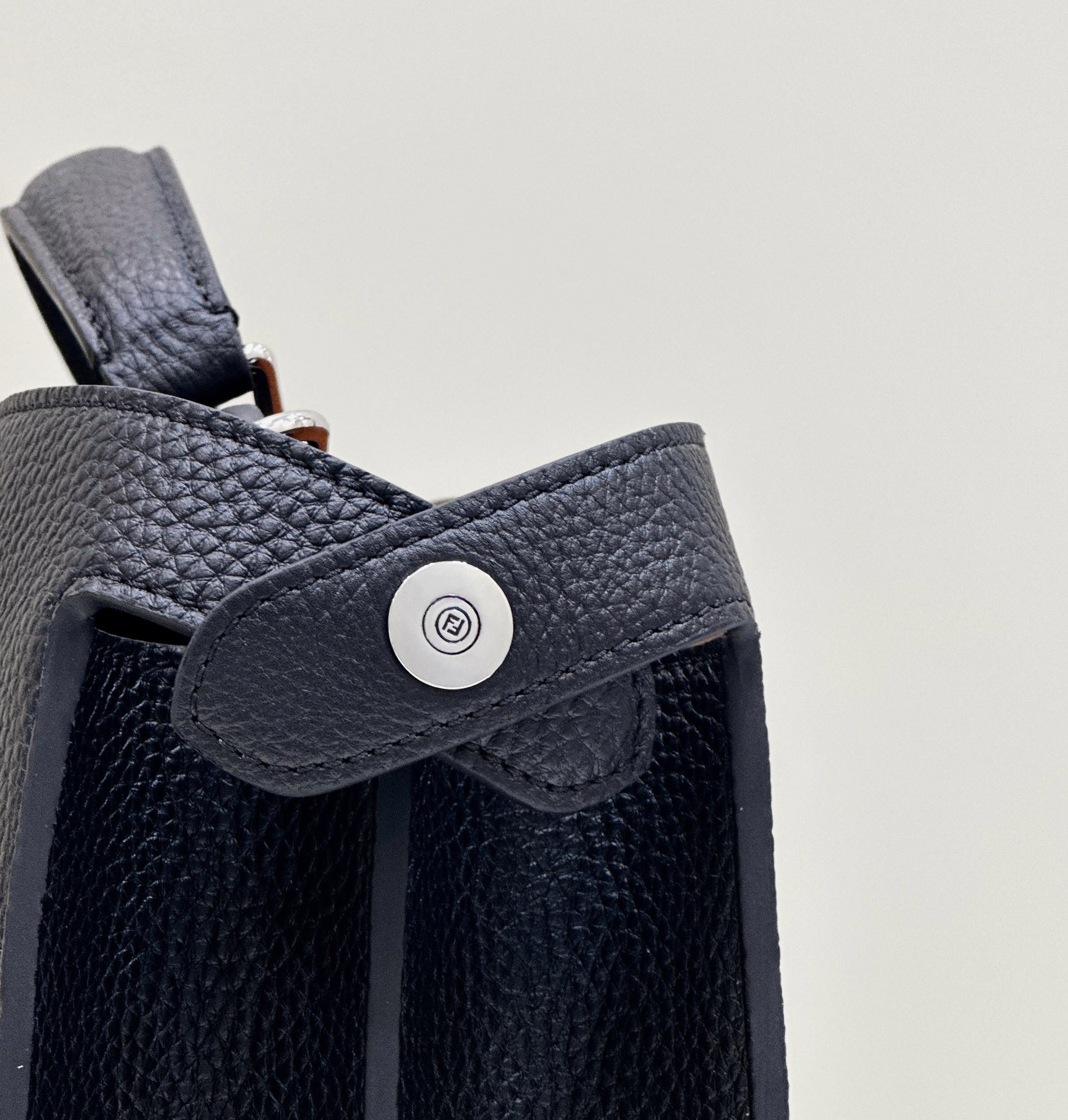 F**di peekaboo iseeu medium black leather bag 34x12x38cm