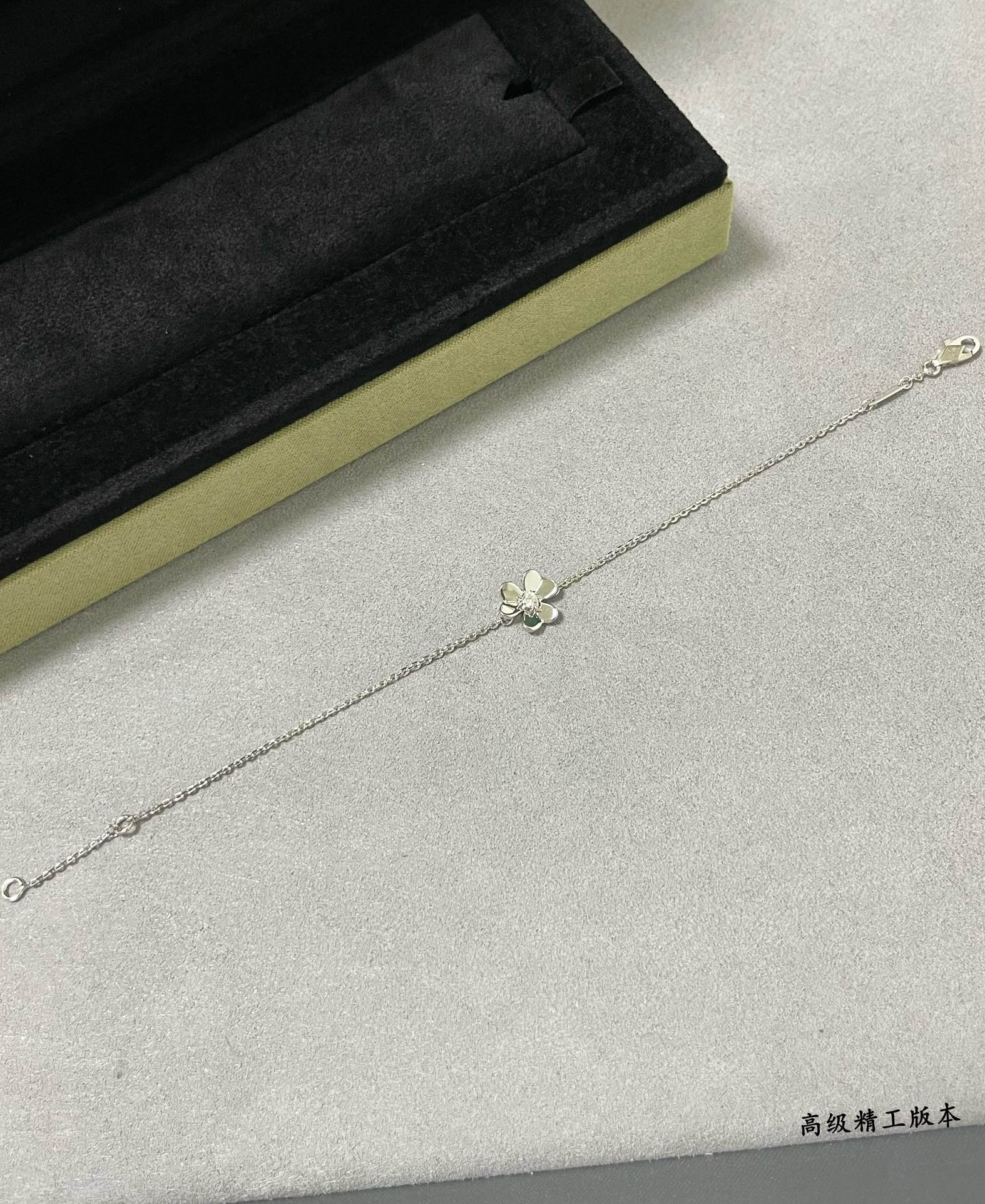 V*N CL*F & arpels mini clover bracelet