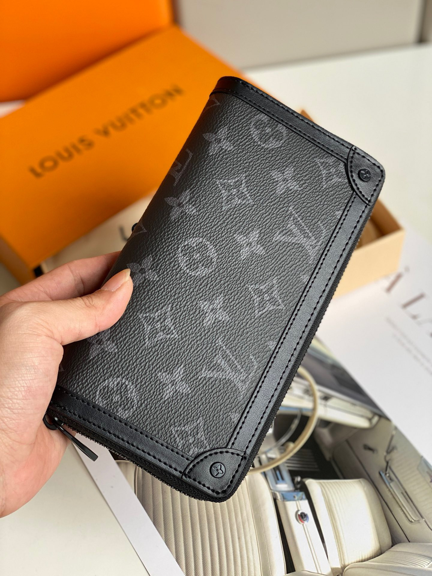 LV ZIPPY WALLET TRUNK M80558