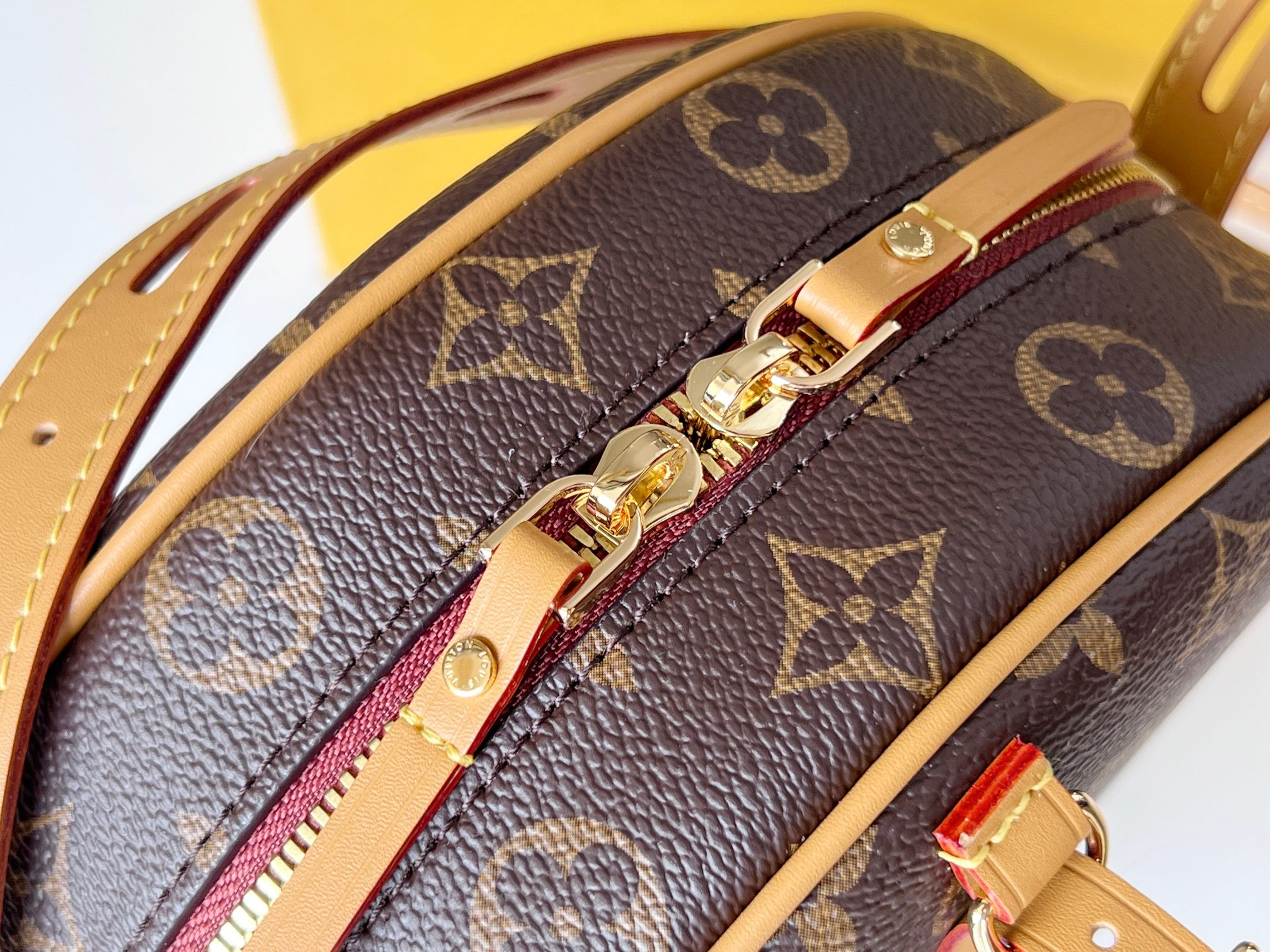 LV BOITE CHAPEAU SOUPLE M52294