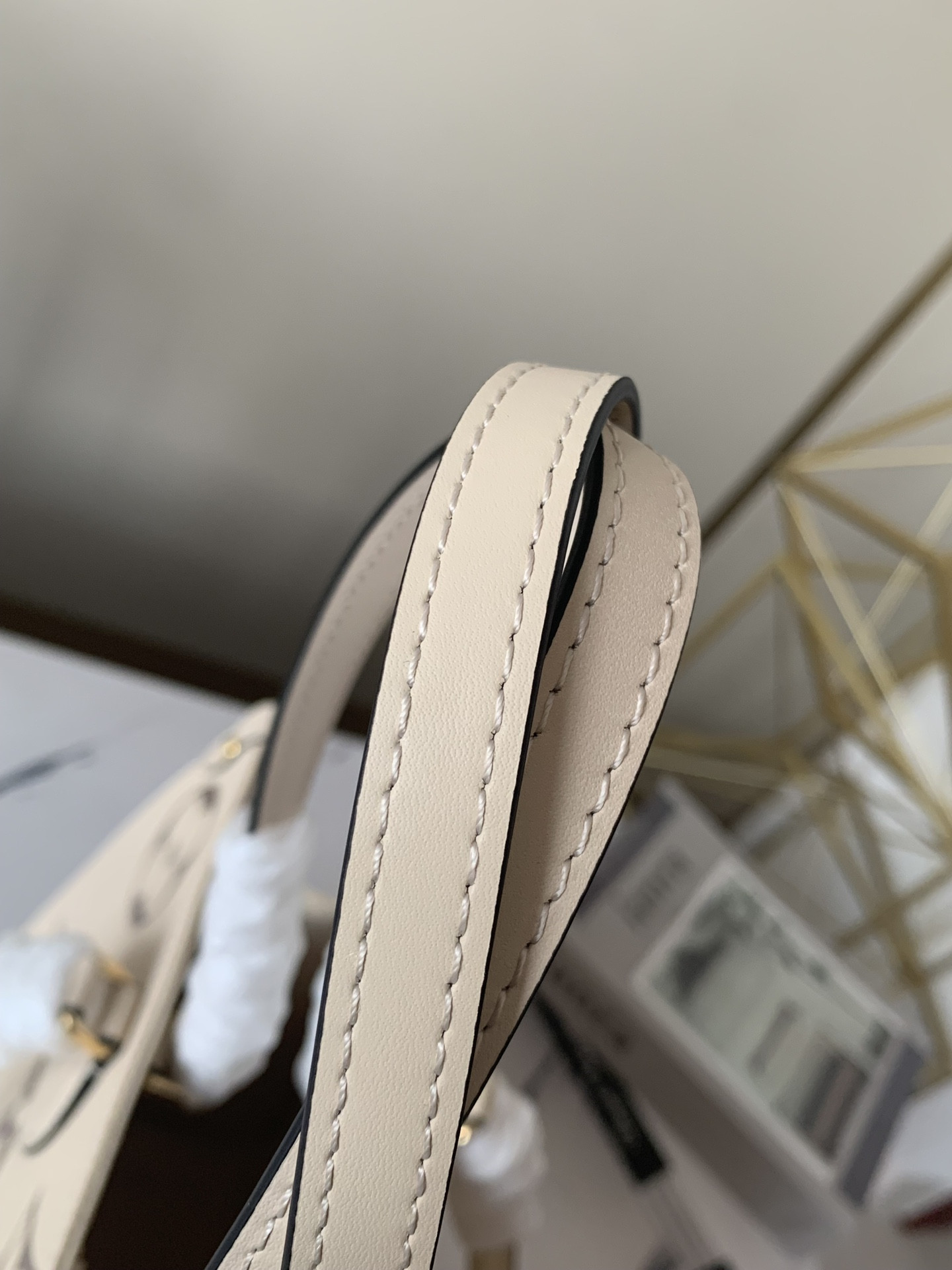 LV Onthego MM M45493 13.8 x 10.6 x 5.5 inches