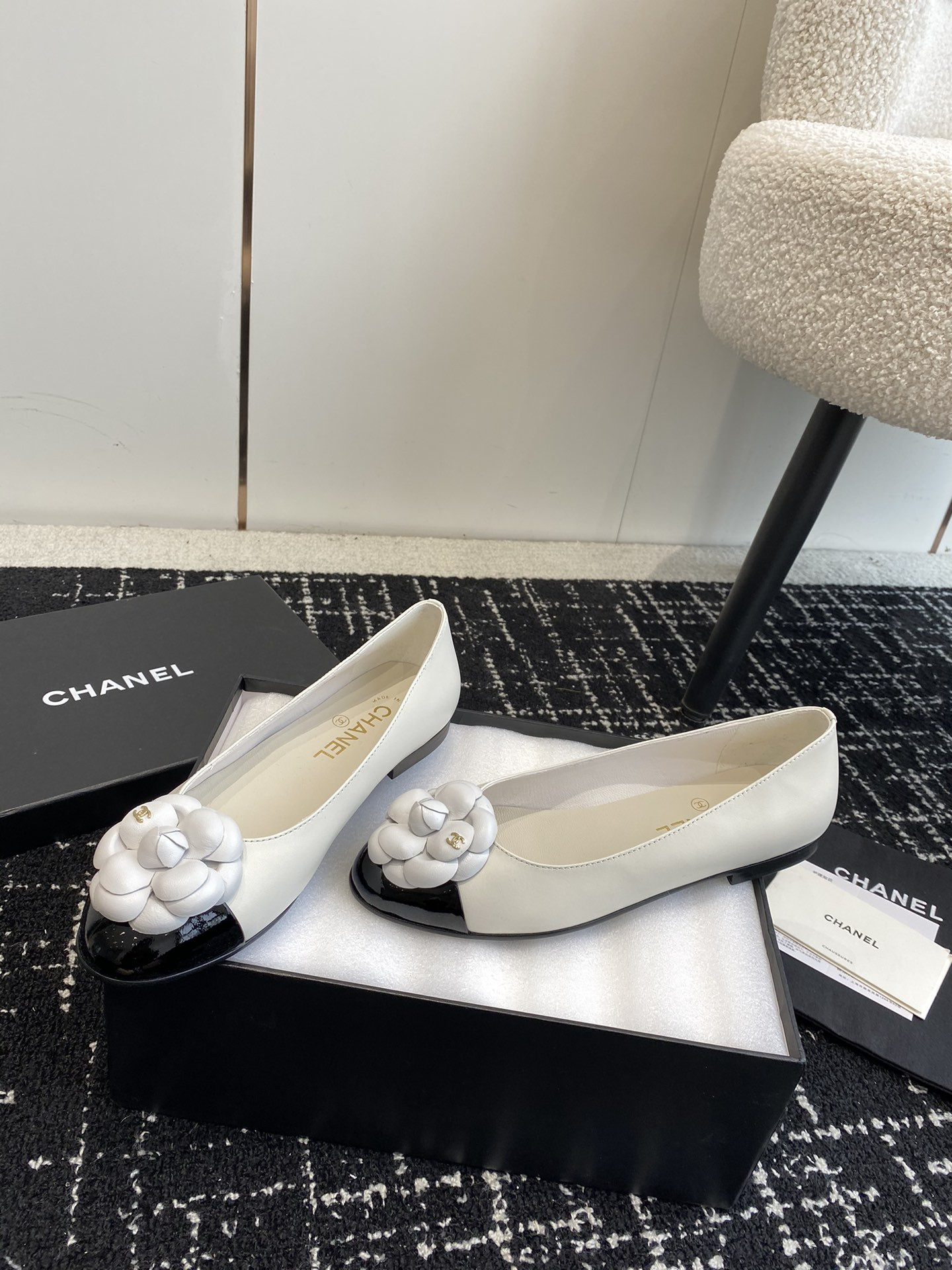 ua Ch*el ballet flats