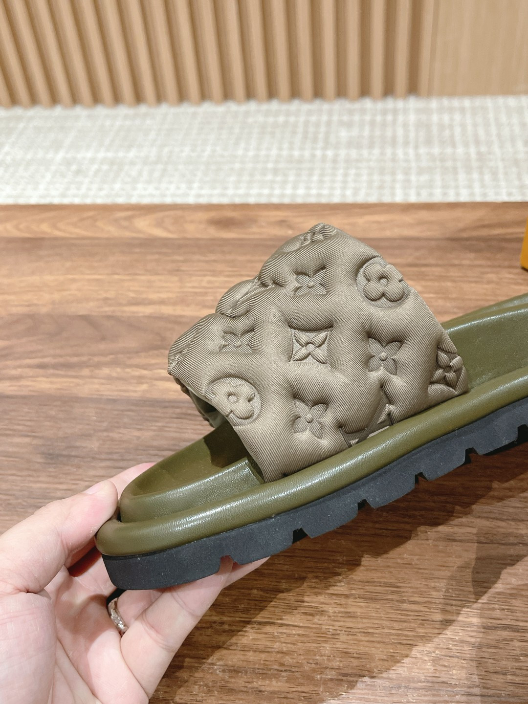 UA LV Pool Pillow Flat Comfort Mule