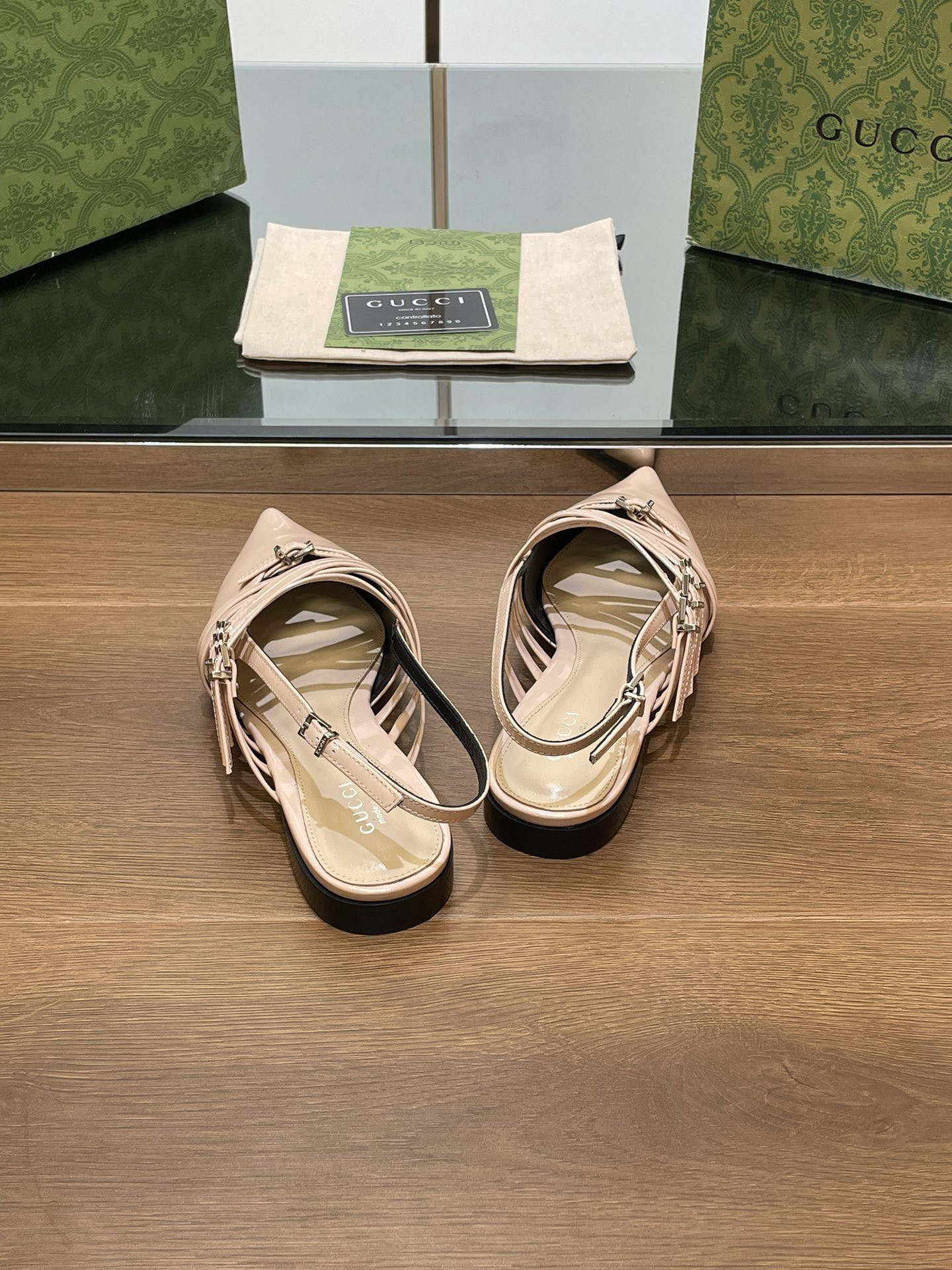 ua G*u*i strappy ballet flat