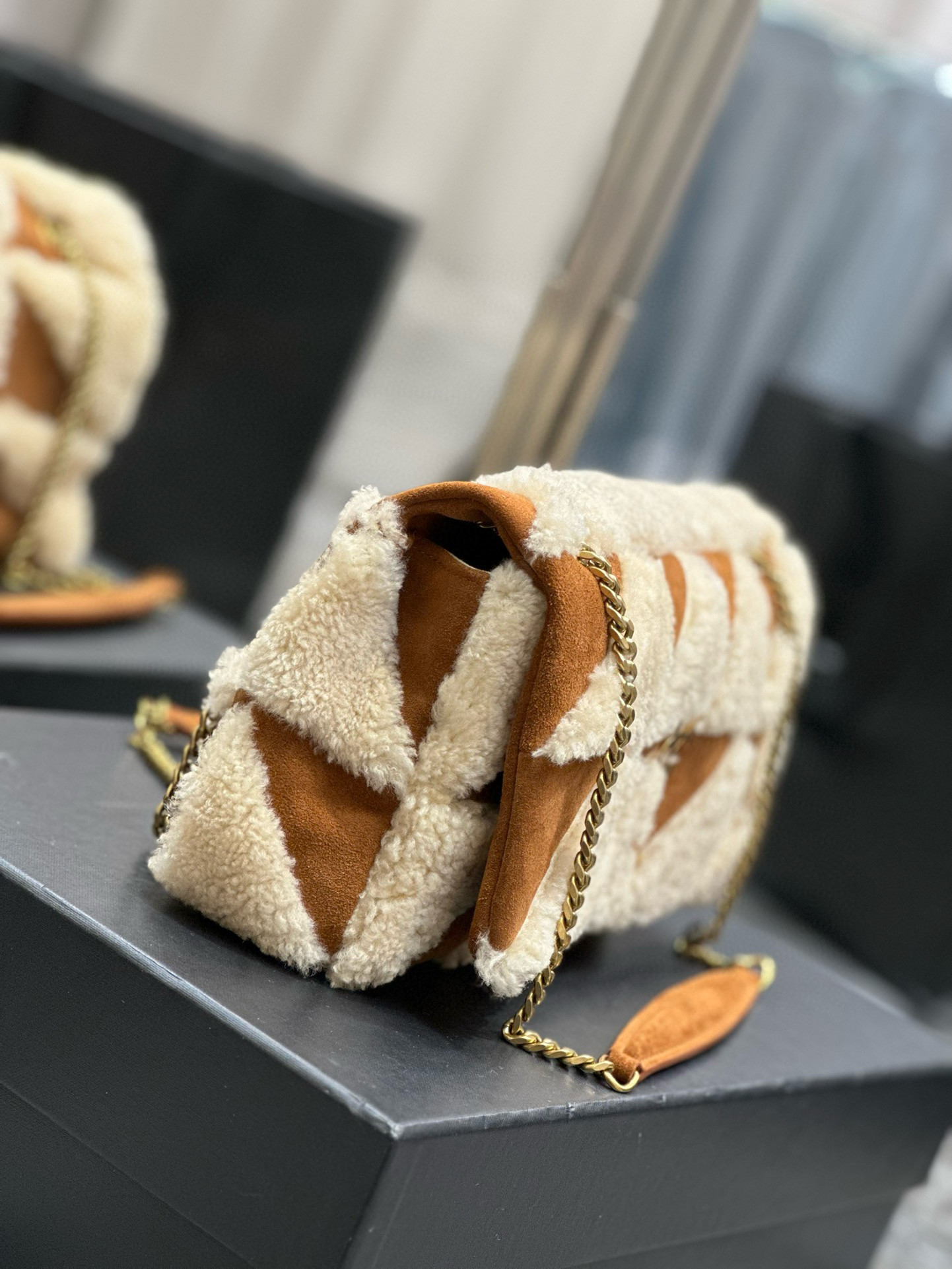 Y*L jamie medium in suede and shearling 25×15×7.5cm