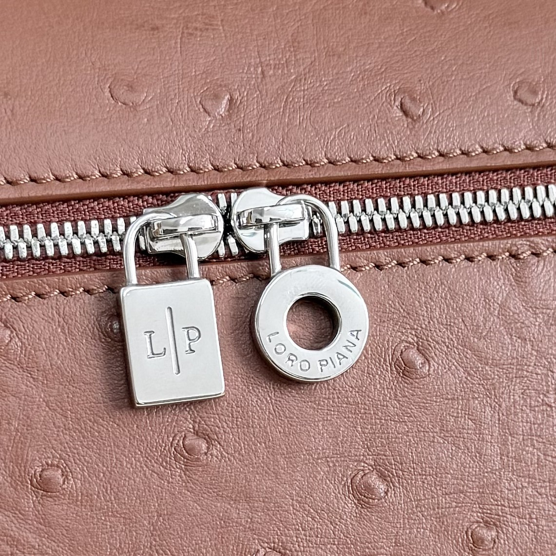 L**o p*ana extra pocket l27 ostrich-grained leather 16x27x10cm